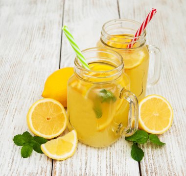 Kavanoz limonata ile