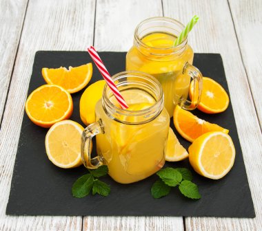 Kavanoz limonata ile