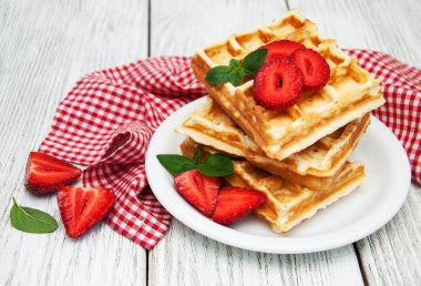 Çilekli ve naneli Belçika waffleları