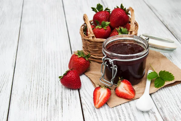Çilek reçeli ve taze çilek.