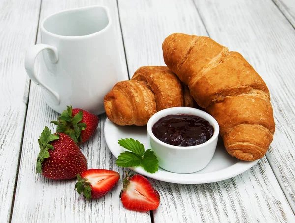 Frukost med croissanter — Stockfoto