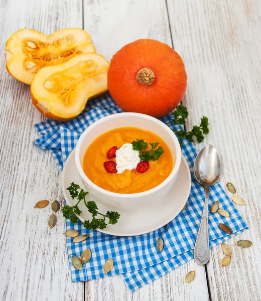 Тыквенный суп со свежей тыквой — стоковое фото