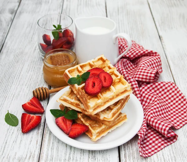Çilekli ve naneli Belçika waffleları