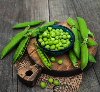 bir tabloda yeşil bezelye