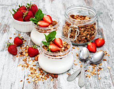 yoğurt ve granola kahvaltı için