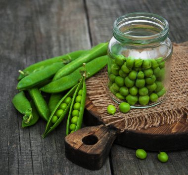 bir tabloda yeşil bezelye