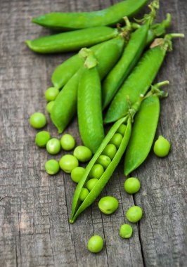 bir tabloda yeşil bezelye