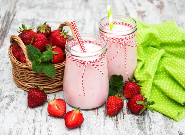 Yoghurt met aardbeien — Stockfoto