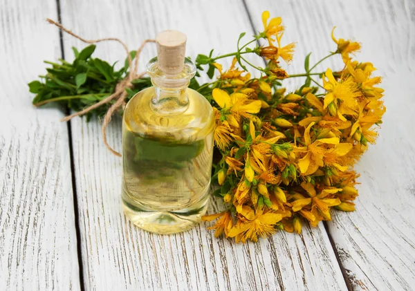 St. John özütüyle dolu bir şişe.