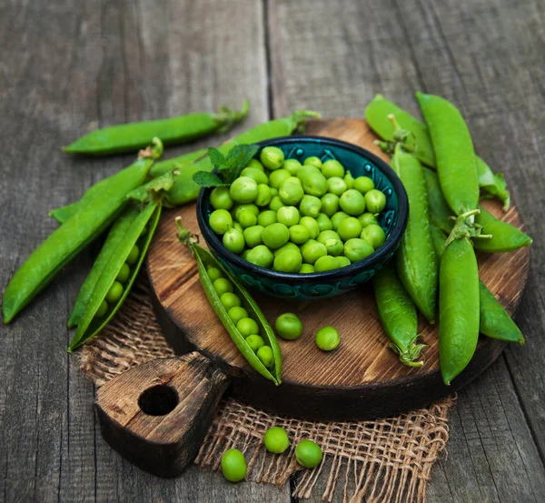 Pois verts sur une table — Photo