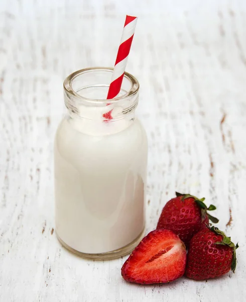 Milch und Erdbeeren — Stockfoto