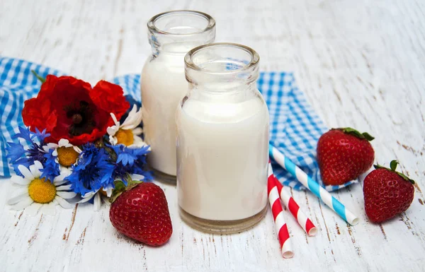 Latte e fragole — Foto Stock