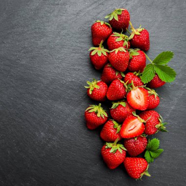 Siyah bir taş zemin üzerine çilek