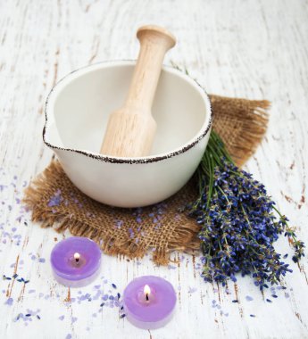 banyo tuz ve taze lavanta