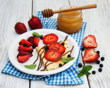 çilek ve çikolata soslu krep