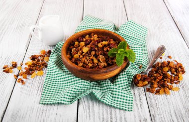Bir tablo üzerinde ev yapımı granola