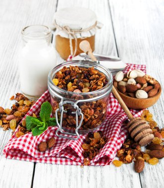 Bir tablo üzerinde ev yapımı granola