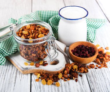 Bir tablo üzerinde ev yapımı granola