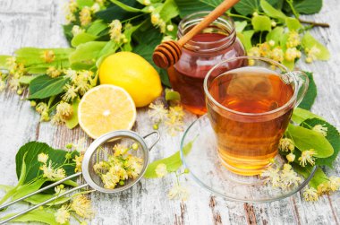 Bir fincan ıhlamur çiçekli bitki çayı.