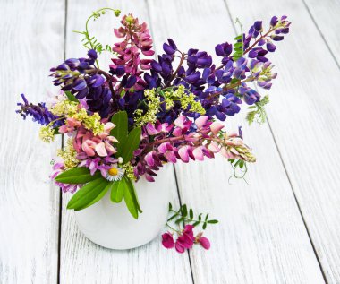 Cam vazo içinde sunulan lupines