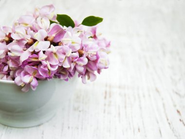 akasya çiçekleri ile kase