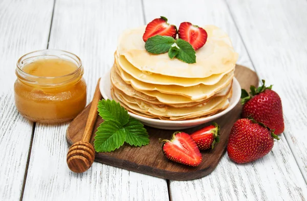 Pfannkuchen mit Erdbeeren — Stockfoto