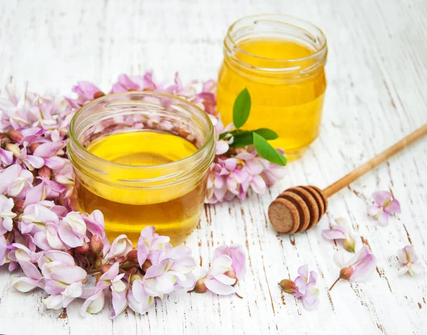 Miel con flores de acacia — Foto de Stock