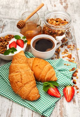 Kruvasan, kahve, granola ve çilek