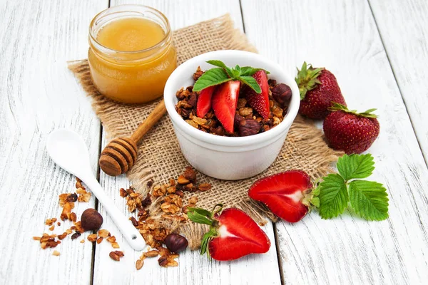 Granola casera con fresas — Foto de Stock