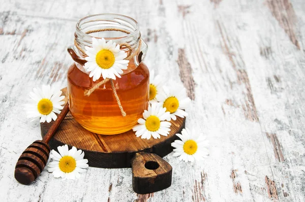 蜂蜜和洋甘菊 — 图库照片