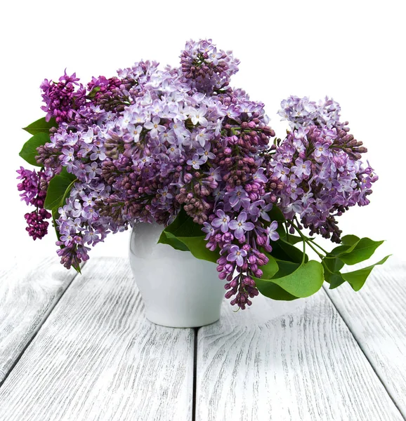 Bir masaya Lila çiçek