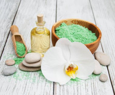 Spa Ürünleri ve beyaz orkide