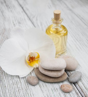 Spa Ürünleri ve beyaz orkide