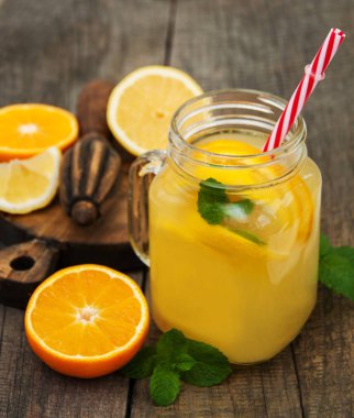 Kavanoz limonata ile