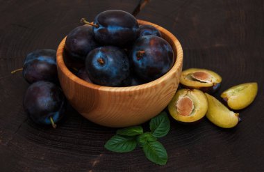 Erik yeşil yaprakları ile ile kase