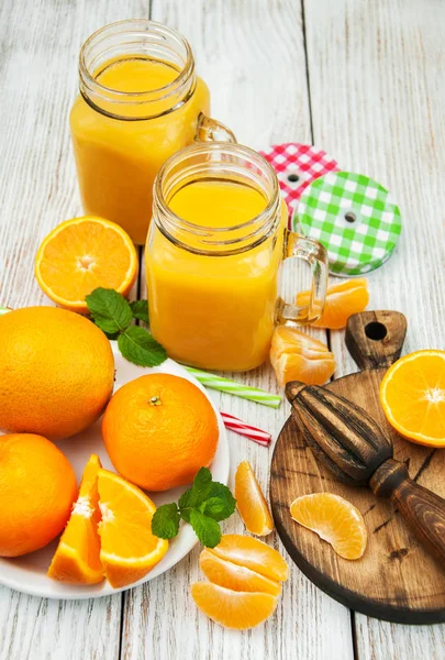 Burk med apelsinjuice — Stockfoto