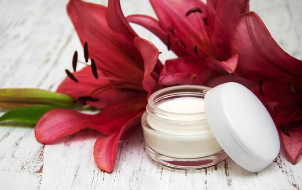 Face cream dengan bunga lily — Stok Foto