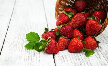 ahşap masa üzerinde olgun çilek