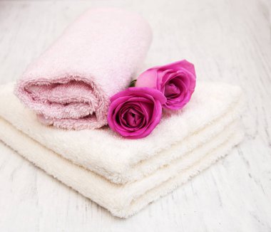 Pembe Gül ile banyo havlusu