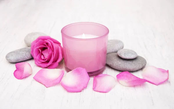 Massagesteine mit rosa Rosen — Stockfoto