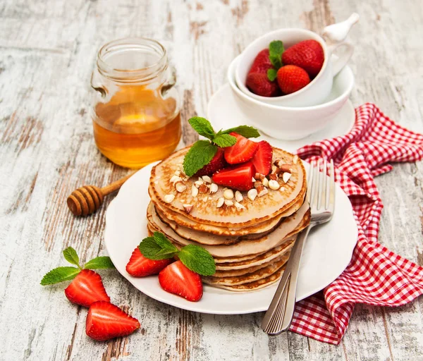 Pannkakor med jordgubbar — Stockfoto