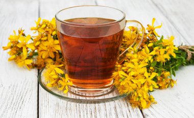 bir cam bardak bitkisel çay