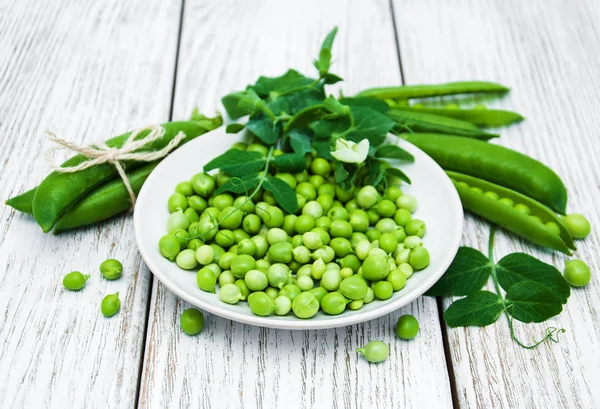 Groene erwten op een tafel — Stockfoto