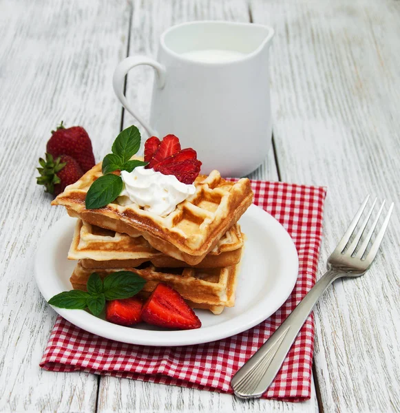 Çilekli ve naneli Belçika waffleları