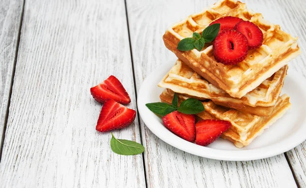 Çilekli ve naneli Belçika waffleları