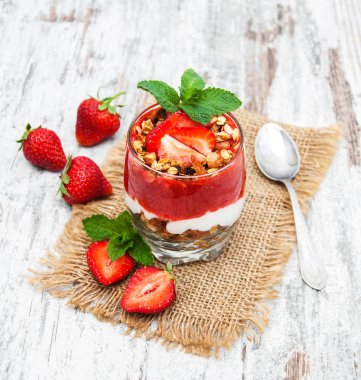 yoğurt ve granola kahvaltı için