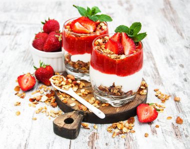 yoğurt ve granola kahvaltı için