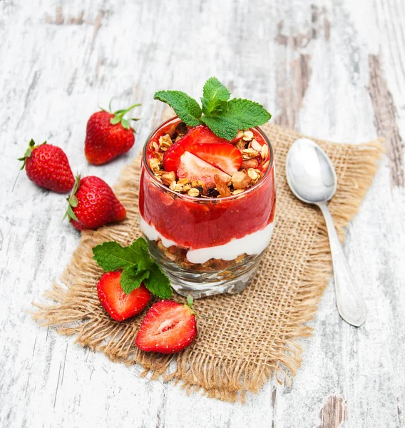 yoğurt ve granola kahvaltı için