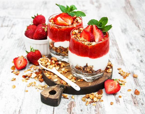 yoğurt ve granola kahvaltı için