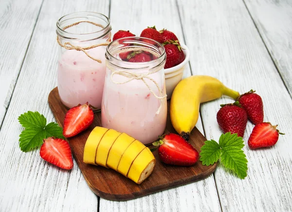 Yogurt con fresas frescas y plátano — Foto de Stock